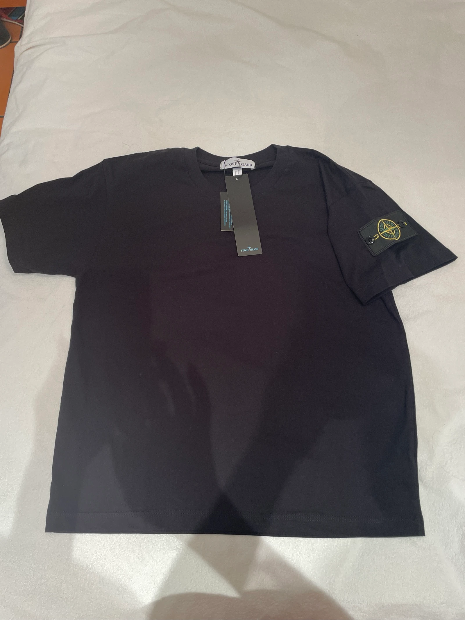 Camiseta con etiquetas 